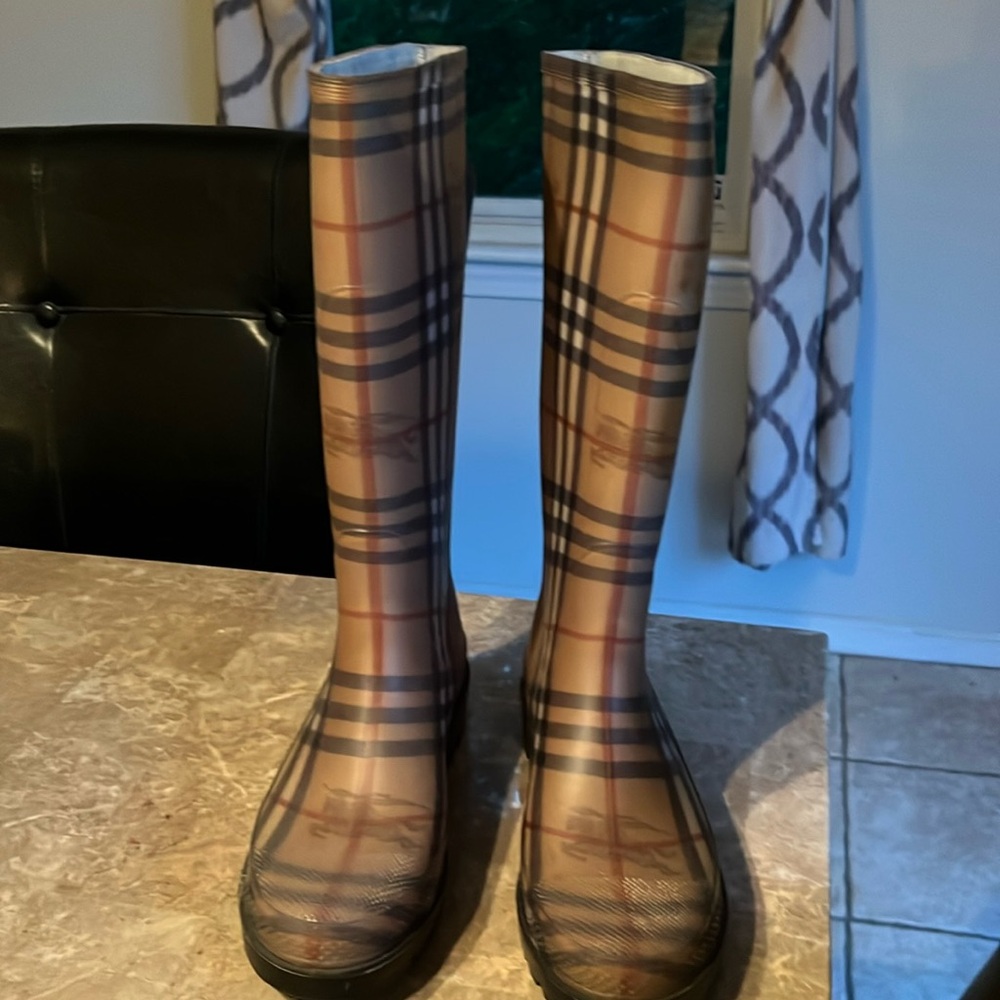 Women’s Burberry Rain Boots size 5